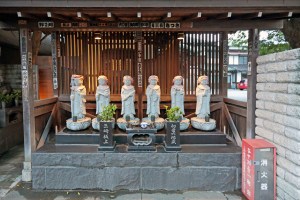 Tpkyo. Autel aux cinq statuettes.