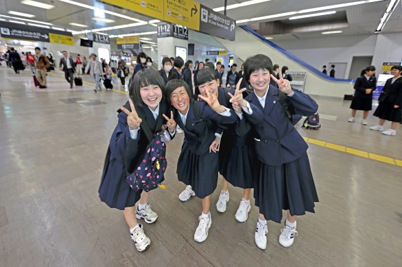 Schoolgirls in transit Ipad