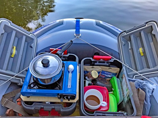 Le coin cuisine à l'avant du bateau